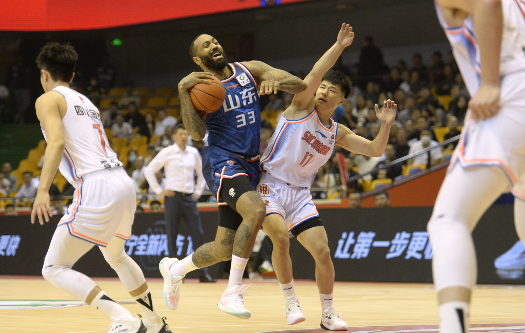 九博平台 -包含赛前成都蓉城调整名单以备意甲,防线松动环节打磨,引发热议,控场能力受关注的词条